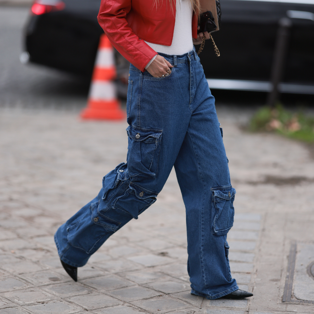 Modne jeansy damskie na sezon wiosna i lato 2023. Spodnie, które łączą klasykę i topowe trendy